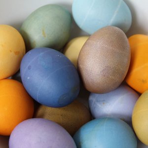eco-eggs egg coloring kit packaging includes Easter egg dyes made from herbs and plants and the box makes an egg drying tray!