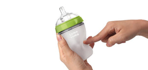 comotomo natural feel baby bottles come in 5oz and 8oz sizes in pink or green