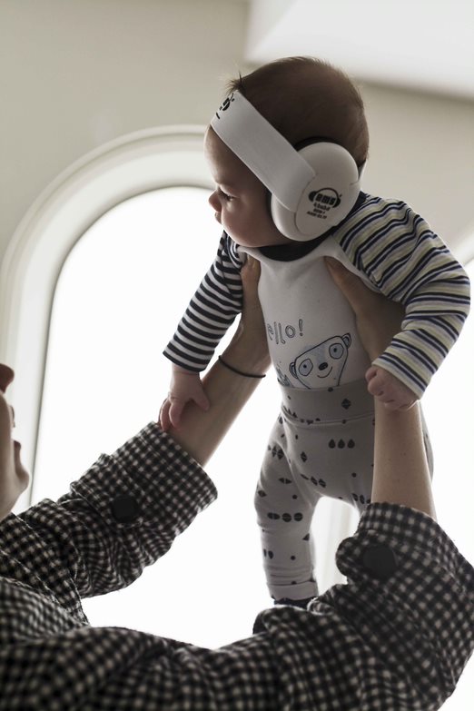 https://jilliansdrawers.com/cdn/shop/products/ems-for-kids-baby-noise-protection-earmuffs-on-baby-in-airplane_2048x.jpg?v=1631046995