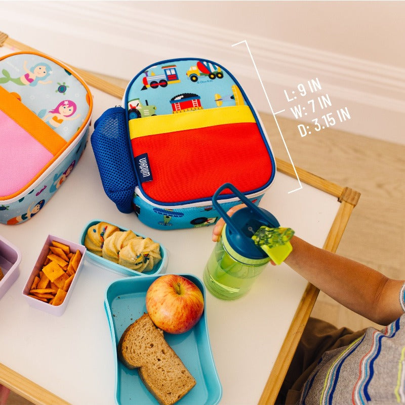 https://jilliansdrawers.com/cdn/shop/products/wildkin-clip-in-lunch-box-dimensions-with-lunch-items-brought_2048x.jpg?v=1659470140