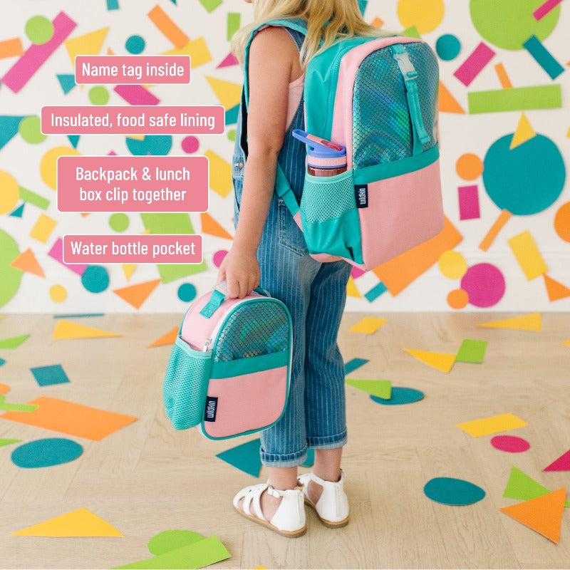 https://jilliansdrawers.com/cdn/shop/products/wildkin-clip-in-lunch-box-with-matching-backpack-feature-descriptions_2048x.jpg?v=1659470140